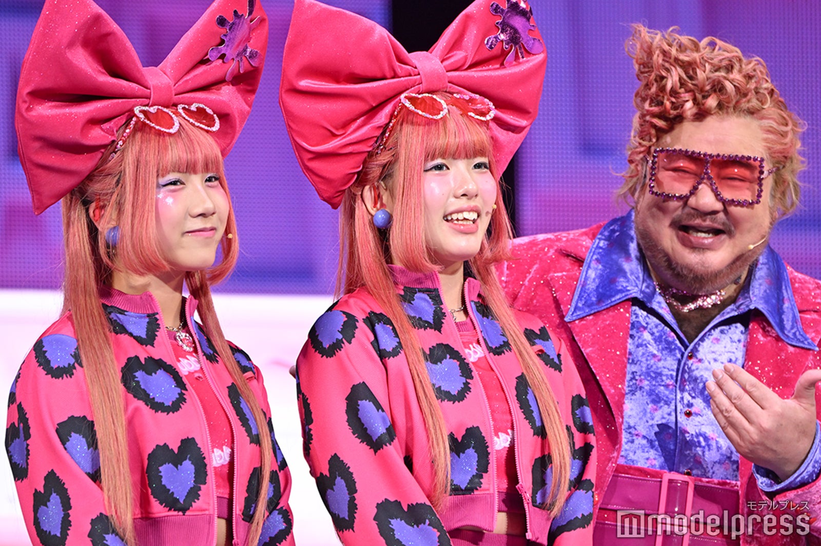 （右）芋洗坂係長「チャーリーとチョコレート工場」の初日記念挨拶の様子（C）モデルプレス