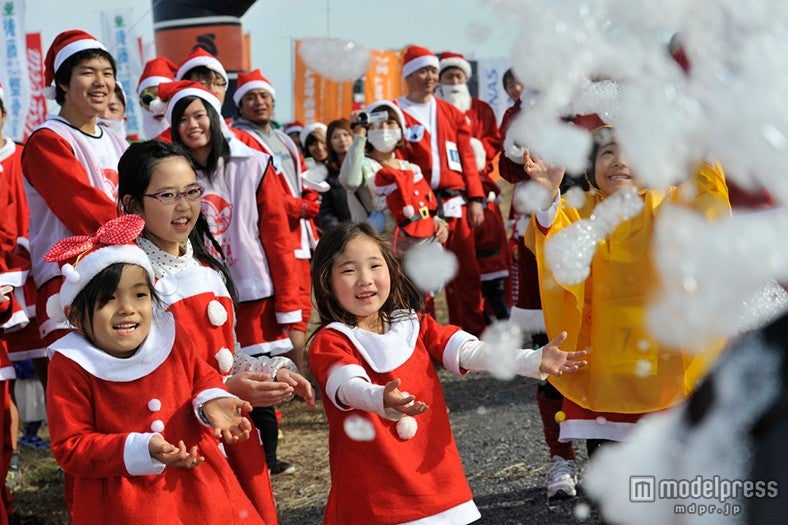 雪に見立てた泡が飛び出しホワイトクリスマス気分／画像提供：一般社団法人TAMA RUNNERS