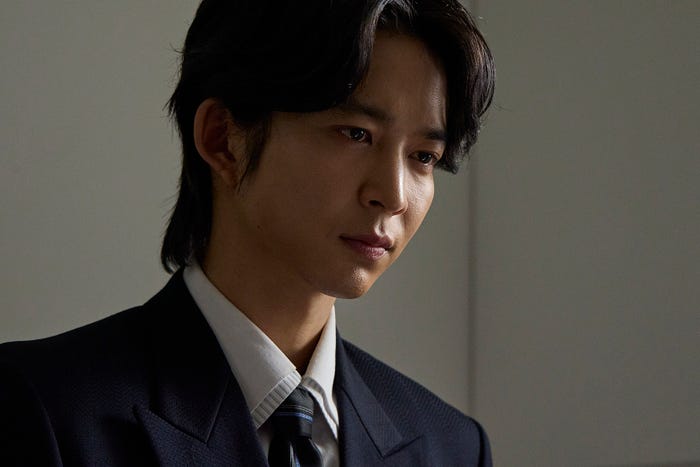 鈴木仁「復讐カレシ~溺愛社長の顔にはウラがある~」第1話(C)「復讐カレシ~溺愛社長の顔にはウラがある~」製作委員会・MBS