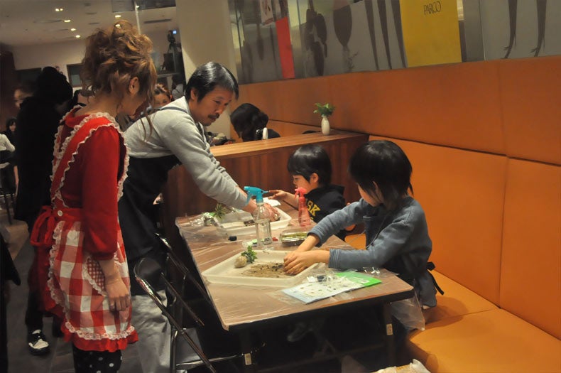 舟山久美子/苔玉作りの様子