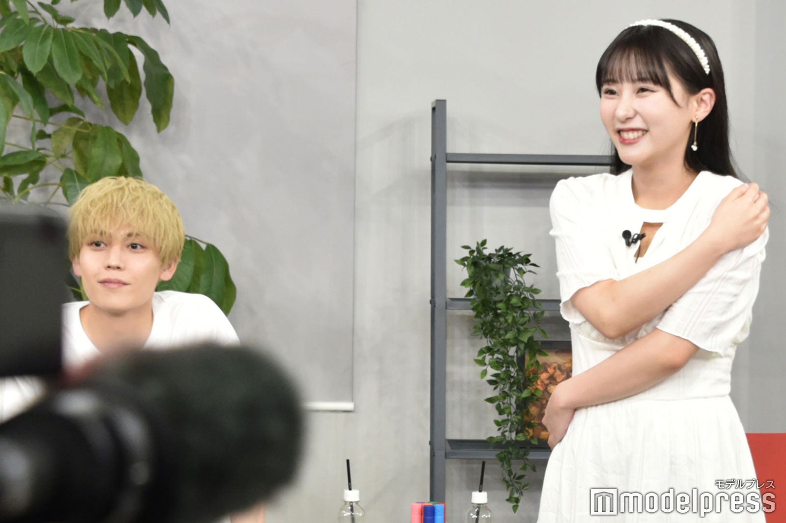 ダンスチャレンジする田中美久とそれを見守る岩岡徹（C）モデルプレス