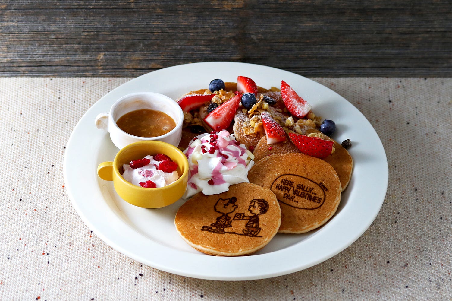 スヌーピーミュージアム、甘酸っぱいバレンタインメニュー 館内もハートでいっぱい!