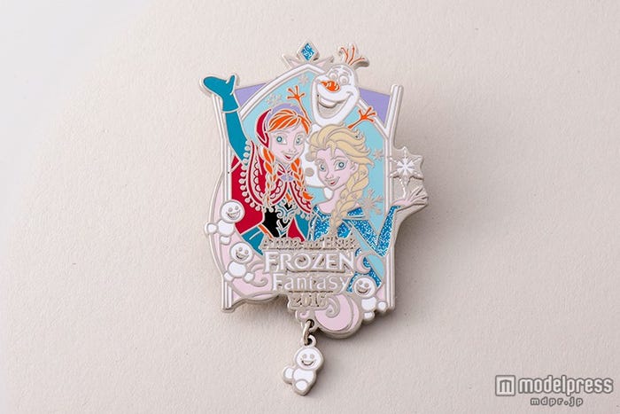 「エンパイア・グリル」ディナーメニューにつくオリジナルピン※数に限りがあります。(C)Disney