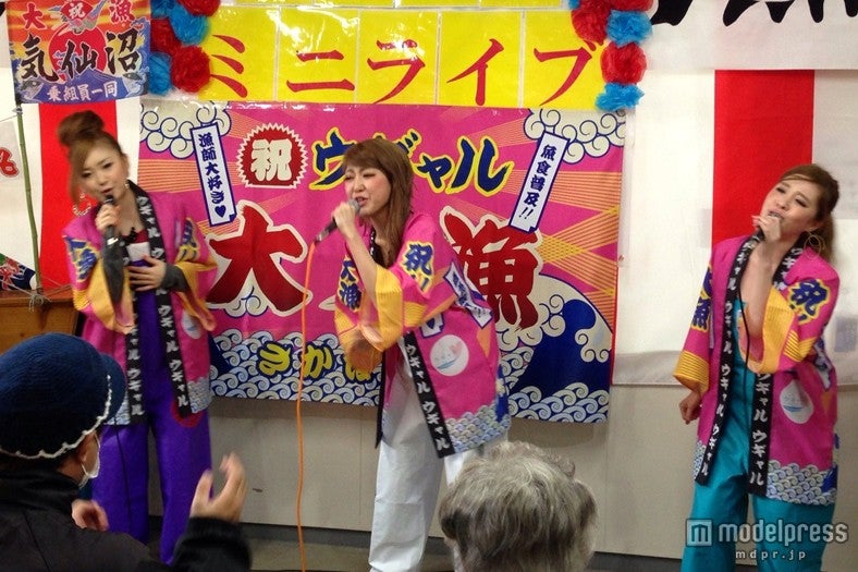 ライブパフォーマンスを披露するウギャル