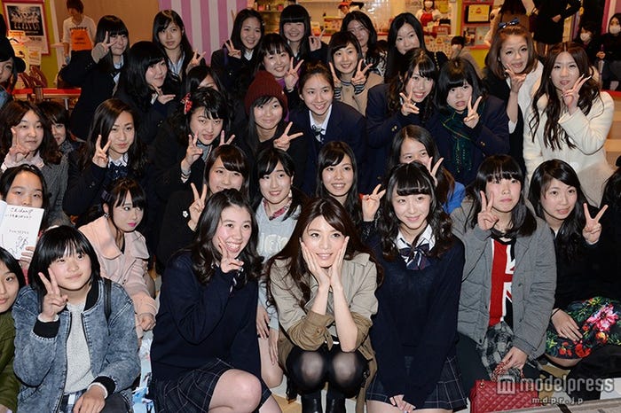 イベントの様子/(写真中央)島袋聖南