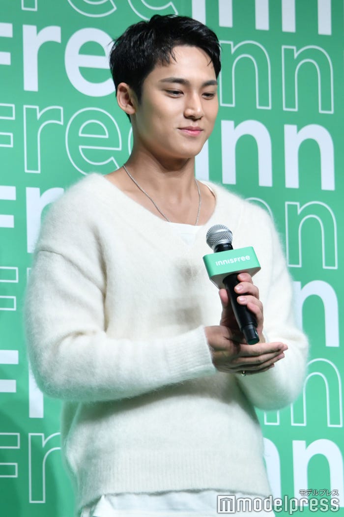 美肌を褒められ小さく自分に拍手するMINGYU(C)モデルプレス