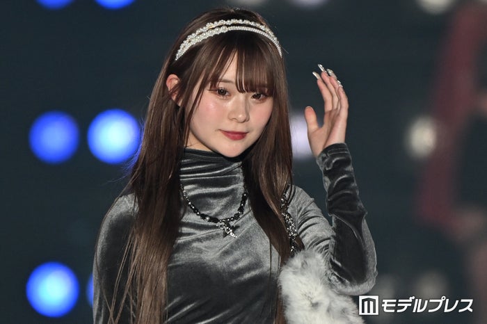 「Popteen」さくてぃん（さくら）、透けスカートがセクシー ブラックコーデで大人っぽい雰囲気【関西コレクション 2024 S／S】