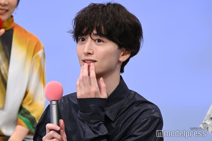 キャスト同士で話し合った“奏のあざと仕草”を披露する池田匡志(C)モデルプレス