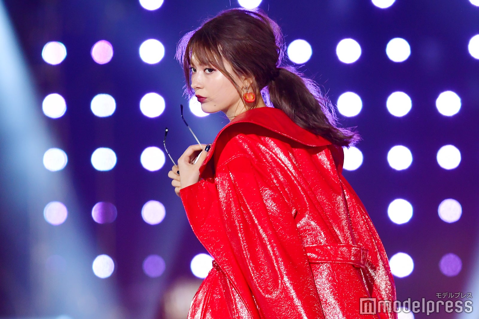 八木アリサ、ミニスカで美脚輝く “流し目”が色っぽい＜TGC2018A／W＞