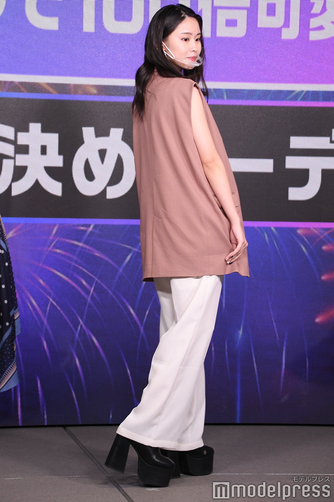 夏コーデを紹介するもか （C）モデルプレス