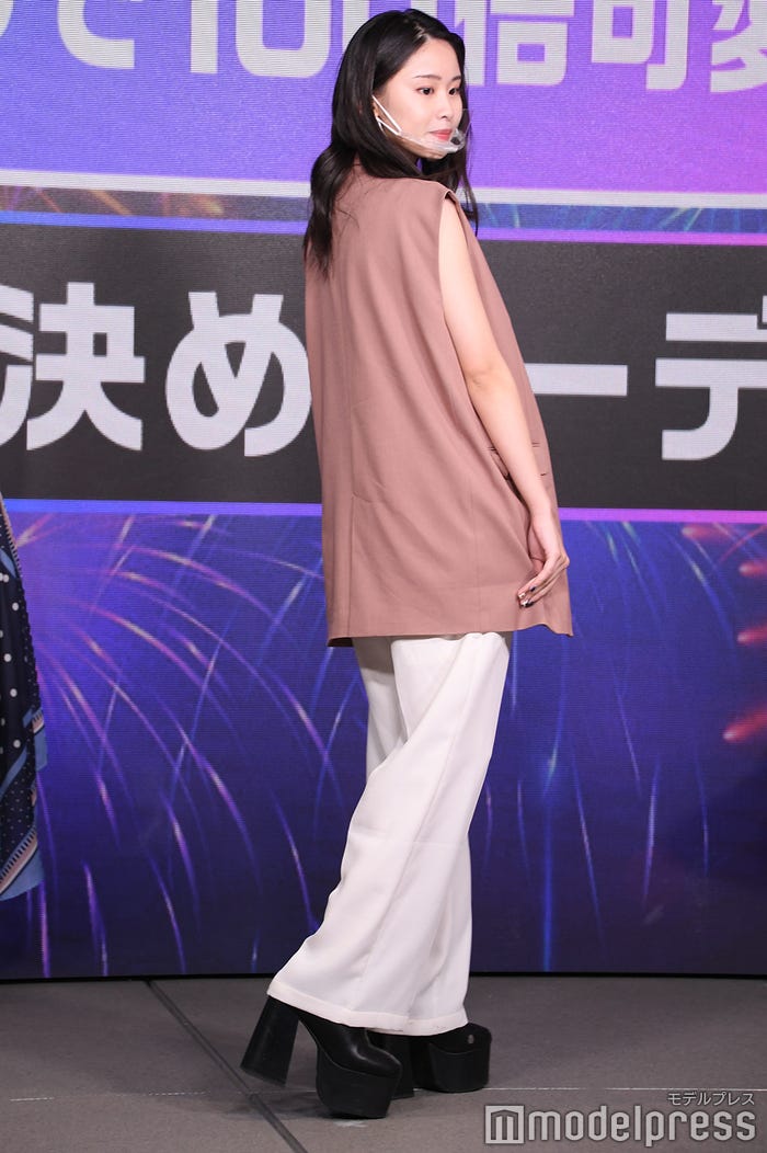 夏コーデを紹介するもか (C)モデルプレス