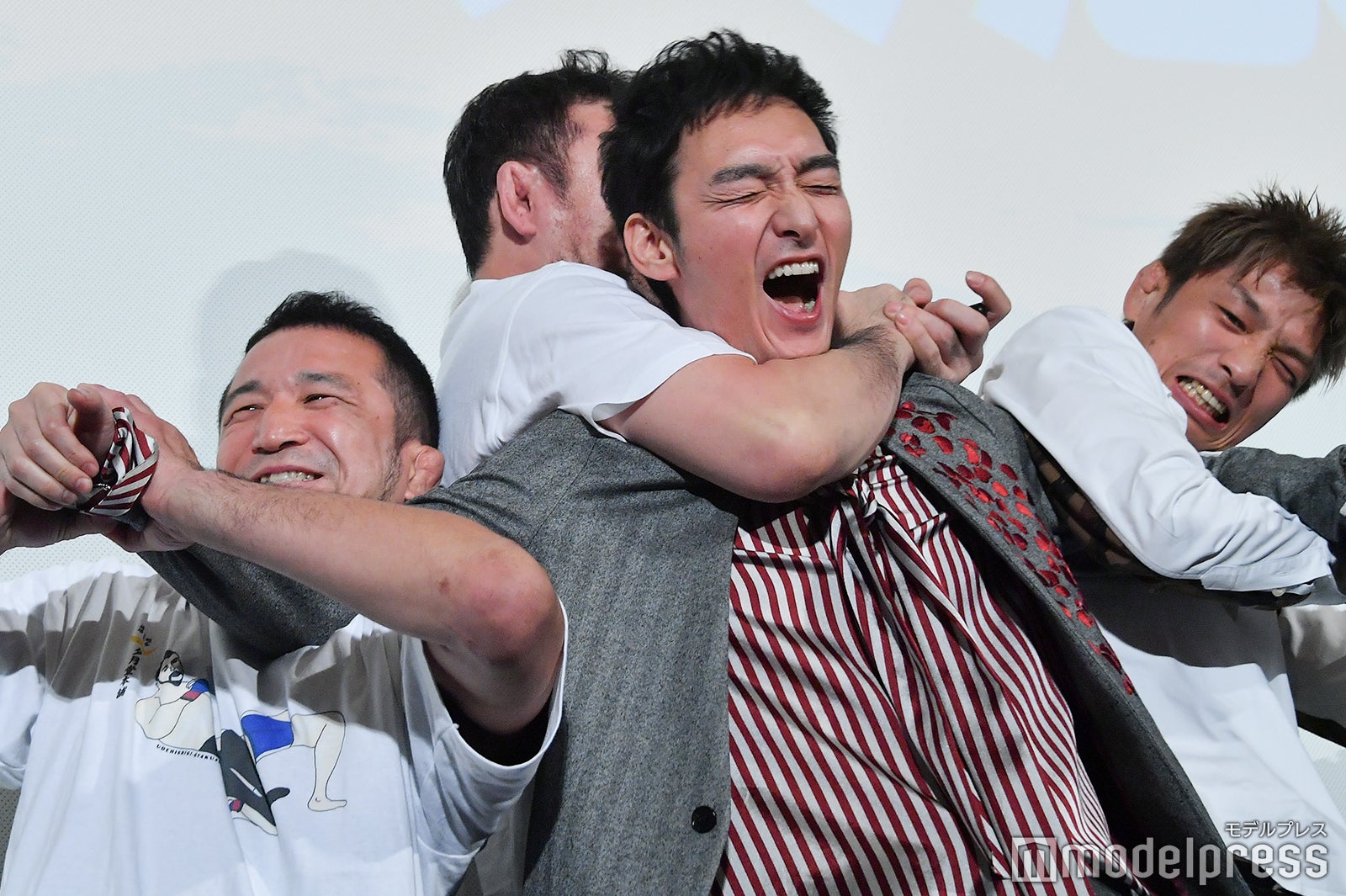 羽交い絞めされる草なぎ剛 （C）モデルプレス