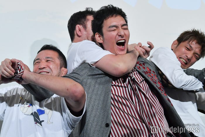 羽交い絞めされる草なぎ剛 (C)モデルプレス