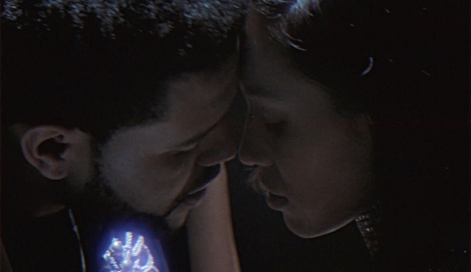 水原希子、至近距離で密着…全米No.1獲得アーティスト“ザ・ウィークエンド”と共演「気持ち良かった」