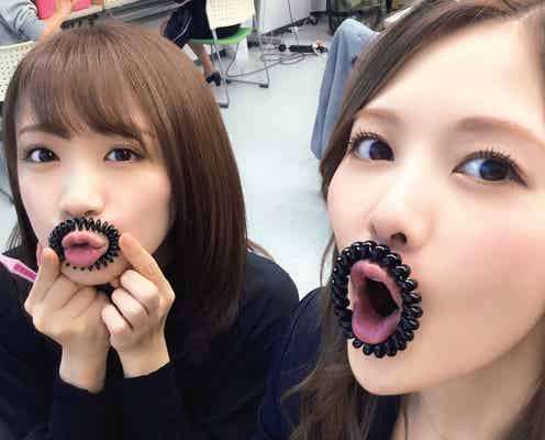 乃木坂46白石麻衣&秋元真夏“くちヒゲ”ショット公開<「乃木撮VOL.02」先行カット>