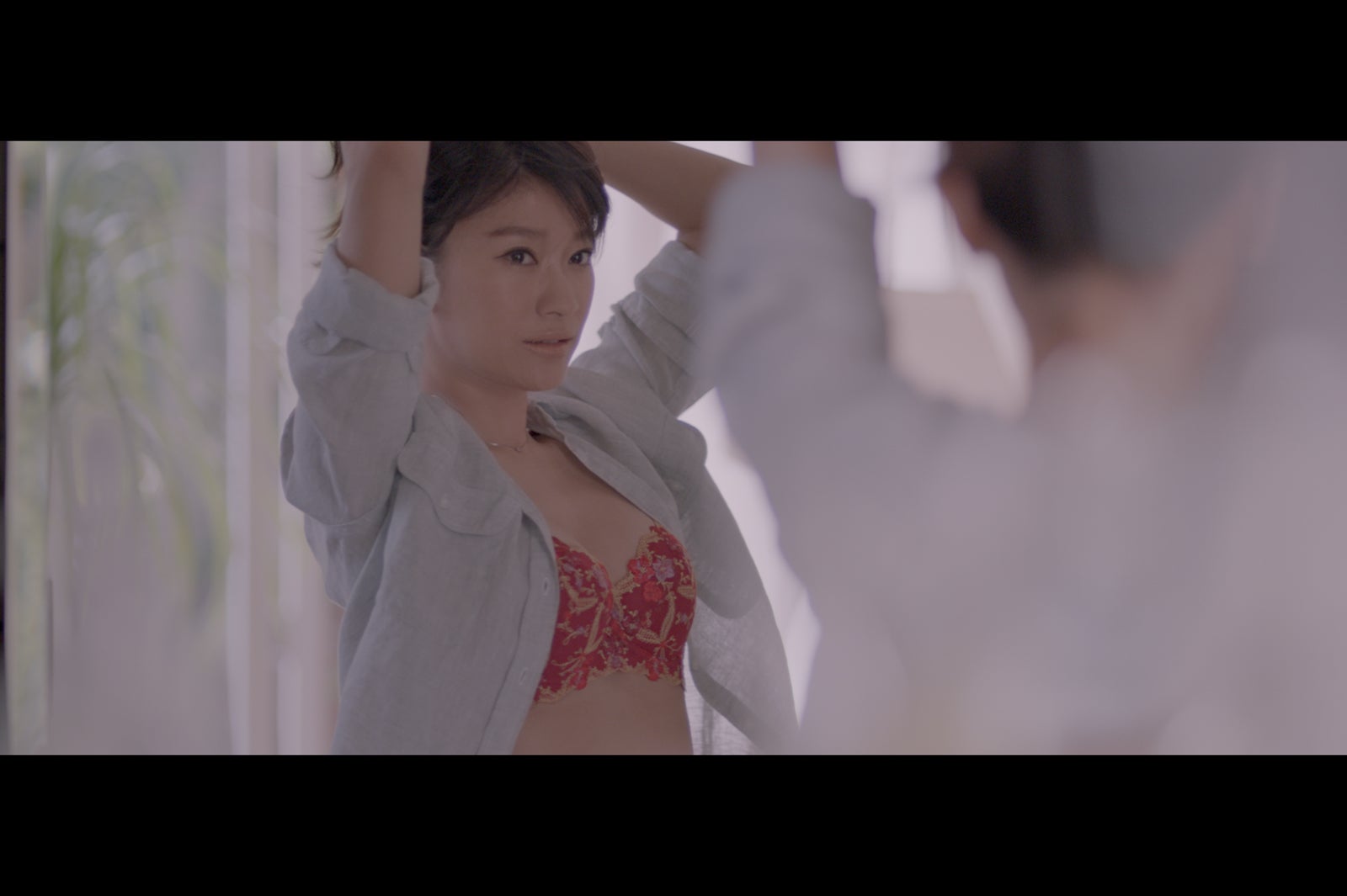 篠原涼子の“ふっくら谷間”にうっとり　美しさ際立つ自然体