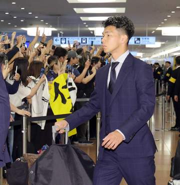 W杯から帰国の塩貝健人 サッカー大好き大物と“お疲れさま会” 人気芸能人が大集結「日本のメッシになる男！！」