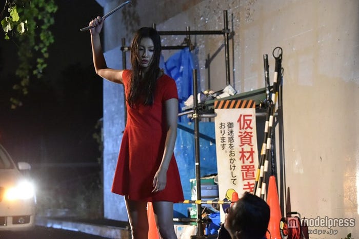 カラの犯行シーン/「サイレーン」第1話より(画像提供:関西テレビ)