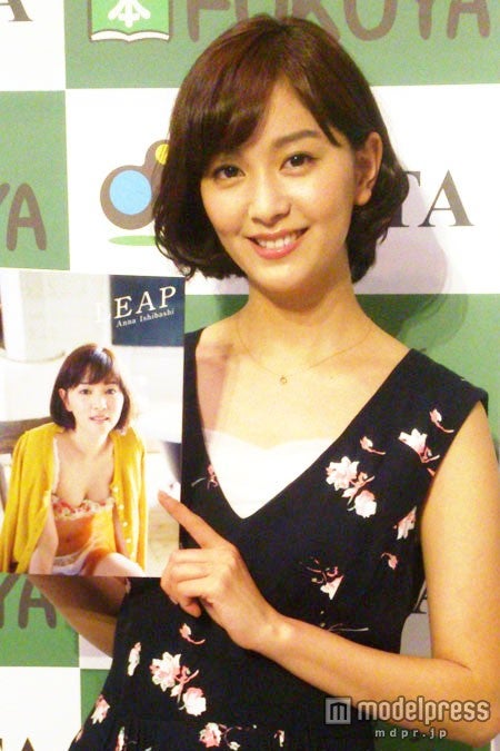 石橋杏奈、美デコルテ＆美脚披露でファン700人魅了