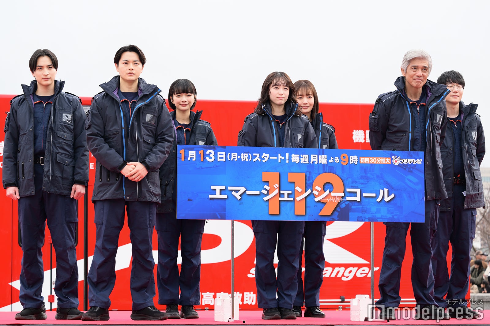 （左から）一ノ瀬颯、瀬戸康史、見上愛、清野菜名、中村ゆり、佐藤浩市、前原滉（C）モデルプレス