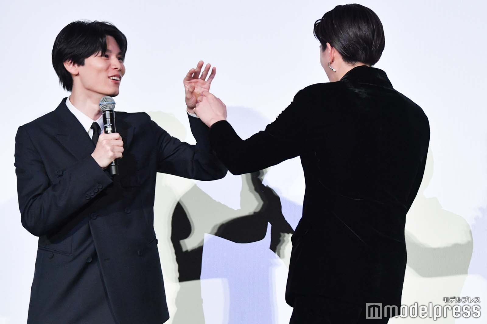 じゃれ合う萩原利久、八木勇征（C）モデルプレス