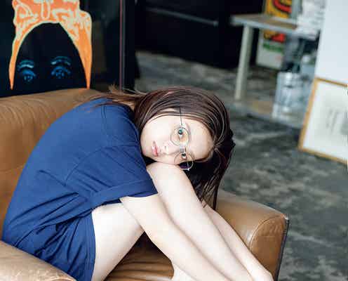 吉川愛、大きめTシャツからスラリ美脚披露