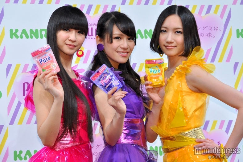 Perfume、色違いのミニ衣装で美脚をあらわに 世界進出にコメント