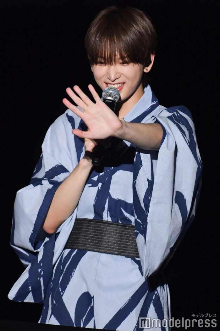 即興劇でFUMAとNICHOLASに取り合いをされたHARUA(C)モデルプレス