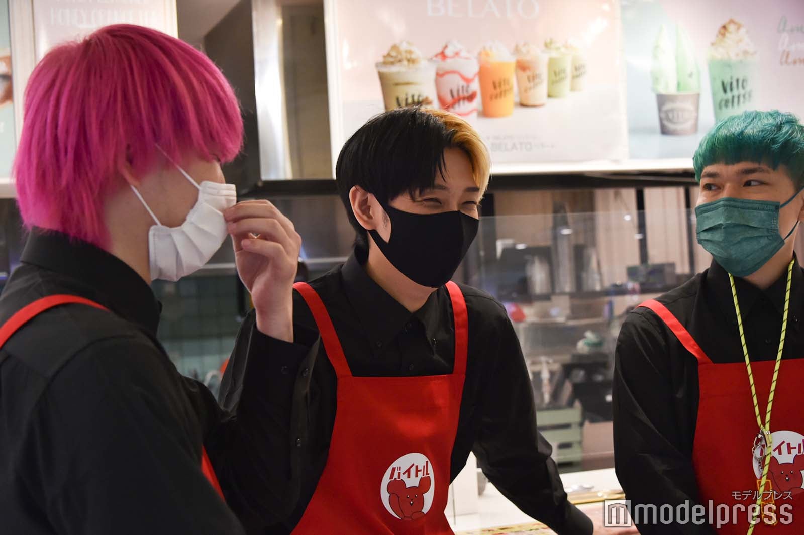 開店前に作戦会議をする名人、ヒカル、相馬トランジスタ （C）モデルプレス