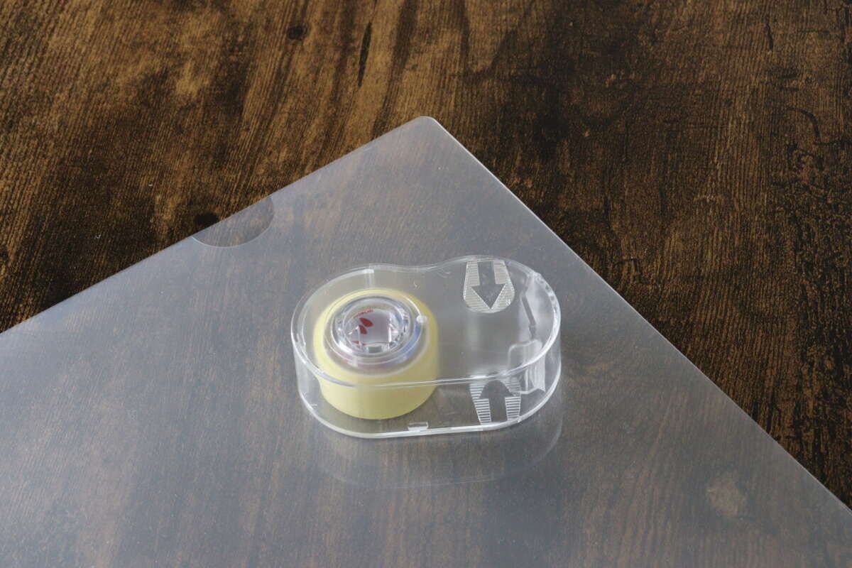 セロハンテープとクリアファイル