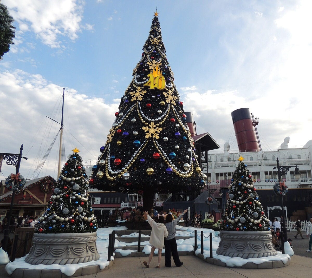 大きなツリーと両脇に小さなツリー2本。豪華客船をバックにパチリ