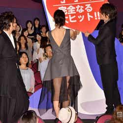 左から:オダギリジョー、綾瀬はるか、佐藤健