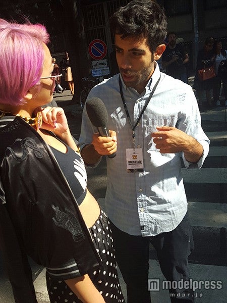 現地メディアからのインタビューも（画像：所属事務所提供）