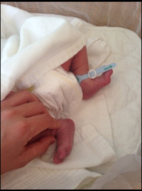 第一子の可愛らしい足を公開／林明日香オフィシャルブログ（Ameba）より