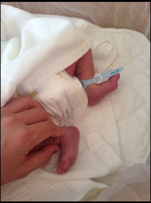 第一子の可愛らしい足を公開/林明日香オフィシャルブログ(Ameba)より