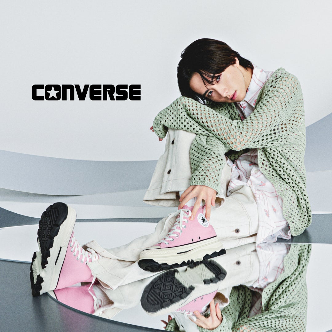 板垣李光人が鏡に包まれた幻想的な空間でモデル撮影！CONVERSE