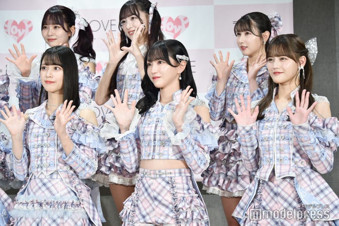 (後列左から)大場花菜、音嶋莉沙、山本杏奈(前列左から)佐々木舞香、野口衣織、高松瞳(C)モデルプレス