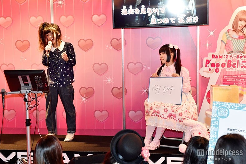 カラオケ大会の様子／第一興商「LIVE DAM」のブース