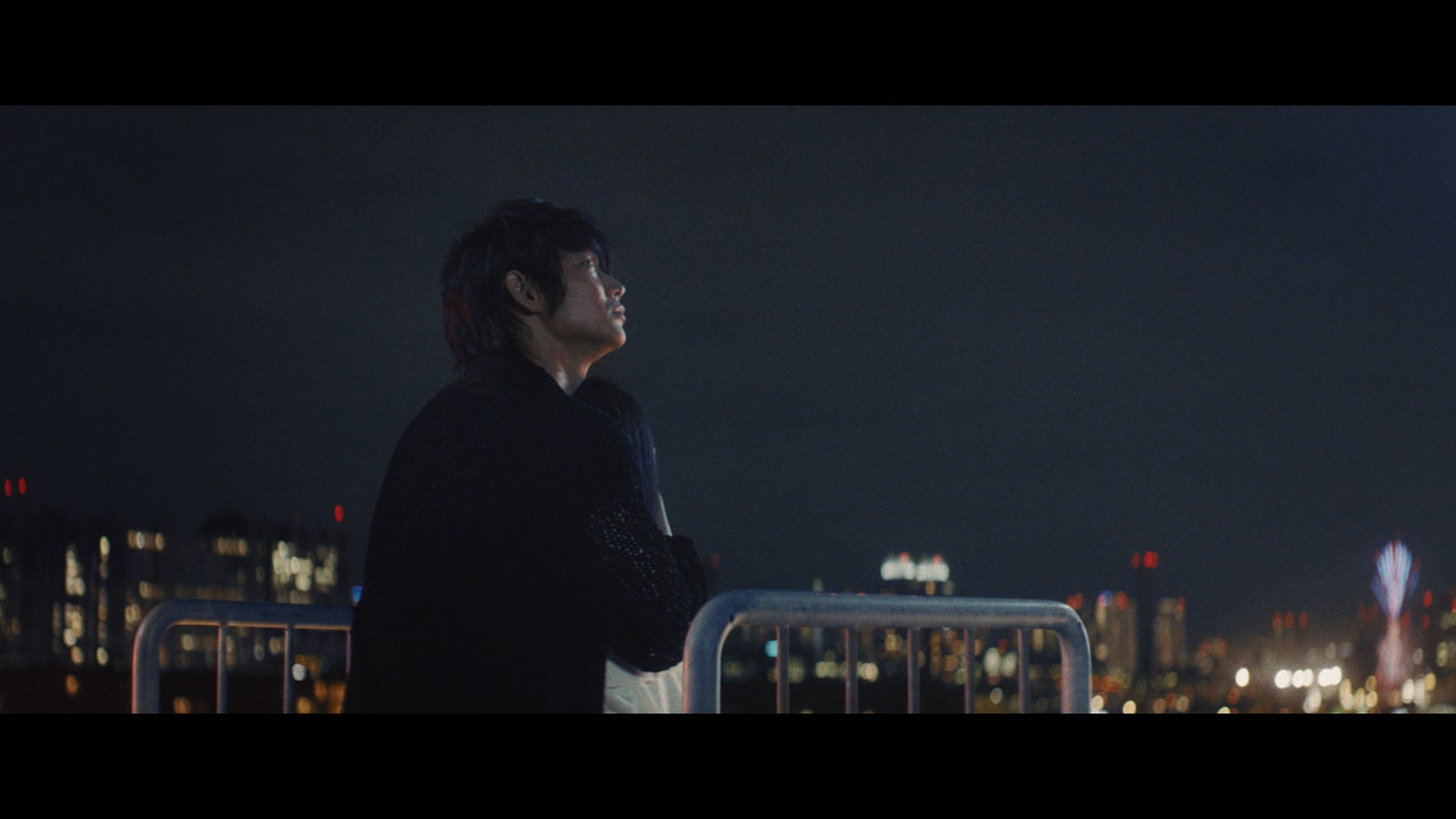 綾野剛／CM「旅だち」篇より（提供写真）