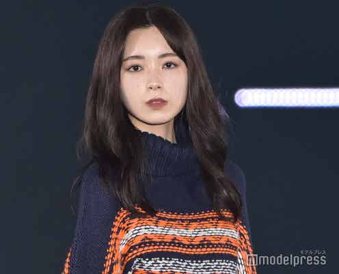 筒井あやめ、萌え袖ニット×デコ出しスタイルが可愛い<GirlsAward 2023 A/W>