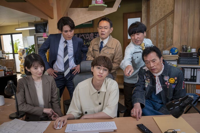 (上段)間宮祥太朗、近藤芳正、本多力 (下段)波瑠、吉野北人、遠藤憲一/「魔法のリノベ」第2話より(C)カンテレ