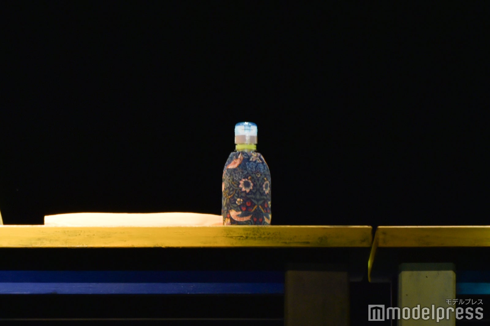 本番中、佐藤の机の上にあった台本カバーと同じ柄のカバーがついたドリンク／「ハロルドとモード」 （C）モデルプレス