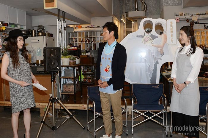 JUJU(左端)のサプライズ訪問に驚く沢村一樹と天海祐希