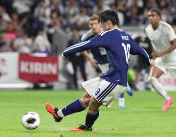 上田綺世 「純也くんのパスが良かった」日本エースの貫禄2戦連発＆PKで決勝弾 中山雅史に並ぶ代表通算21得点