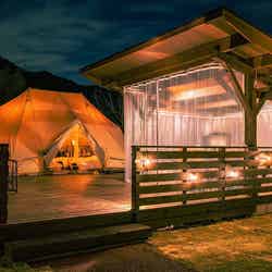 各テントごとのプライベートデッキで他グループと接触することなく個々に食事を楽しめる(提供画像)