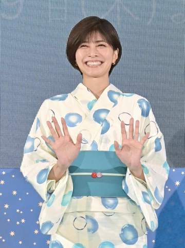内田有紀 結婚発表後、初の公の場に優美な浴衣姿で登場 短冊に願い「ラストノートの輪が広がりますように」