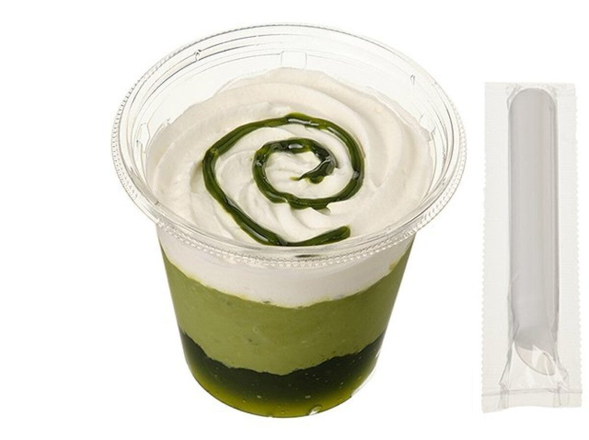 抹茶ソースとホイップが乗った抹茶ラテわらびもち。横にストロー。