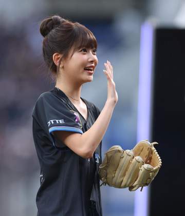 足長っ！始球式登場の19歳美女にSNS沸く「爆美スタイル」「野球へのリスペクトが」グラウンドでの仕草にも反響