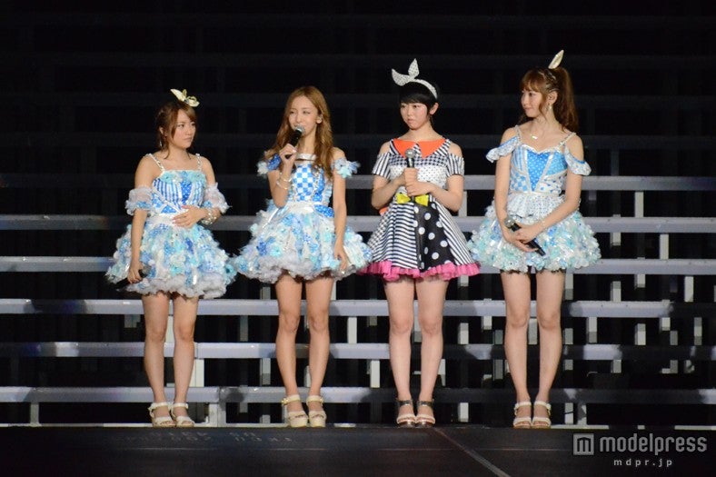 「夕陽を見ているか？」を披露した（左より）高橋みなみ、板野友美、峯岸みなみ、小嶋陽菜