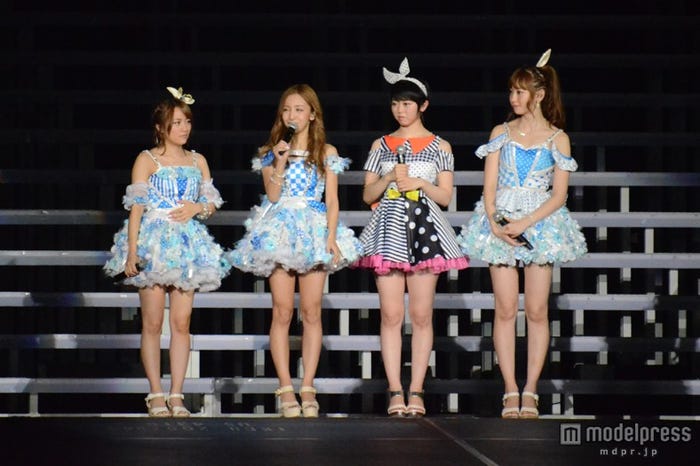 「夕陽を見ているか?」を披露した(左より)高橋みなみ、板野友美、峯岸みなみ、小嶋陽菜